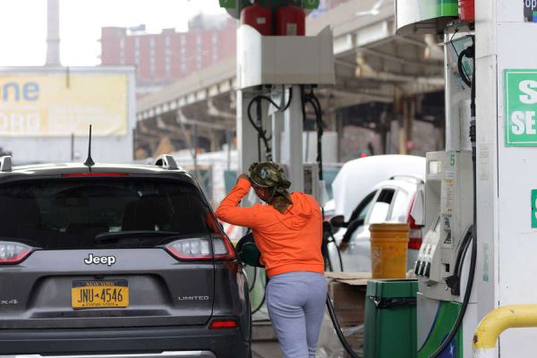 Американская автомобильная ассоциация сообщила, что цена бензина в США снова побила рекорд 