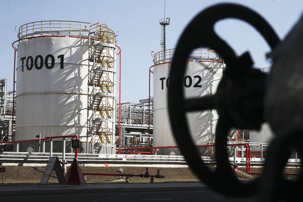 Bloomberg: Германия планирует отказаться от российской нефти до конца этого года