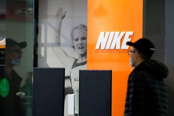 «Известия»: компания Nike остается в России