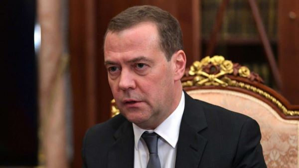 <br />
                    Медведев предложил заменить унизительное «импортозамещение» на «технологический суверенитет»<br />
                