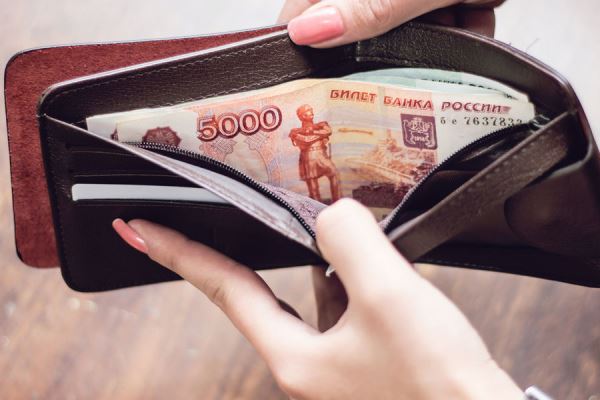 Опрос: многие компании в РФ проиндексировали зарплаты сотрудникам на фоне инфляции 