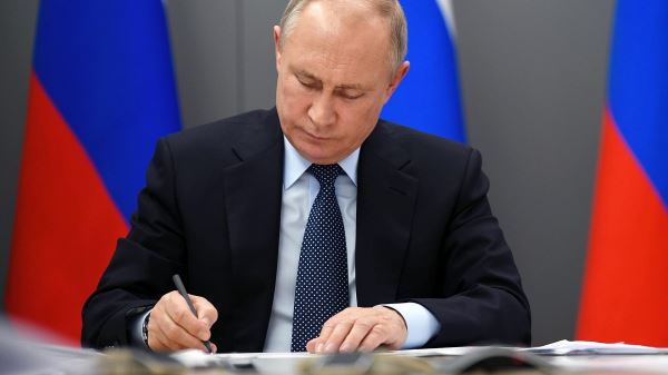 Путин утвердил порядок расчетов с "недружественными" правообладателями