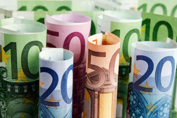 В США заявили, что евро будет дешевле доллара в 2023 году 